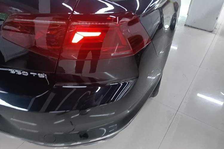 Used Volkswagen Magotan 2023 2 Million Units Commemorative Edition 330TSI DSG Luxury Version Right Rear Taillight