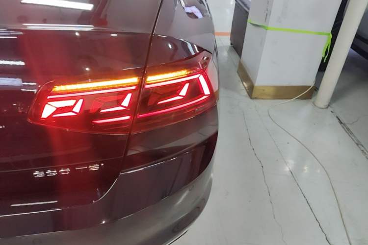 Used Volkswagen Magotan 2023 2 Million Units Commemorative Edition 330TSI DSG Luxury Version Right Rear Taillight