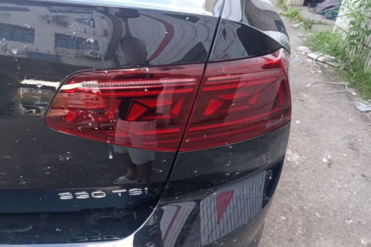 Used Volkswagen Magotan 2023 2 Million Units Commemorative Edition 330TSI DSG Luxury Version Right Rear Taillight