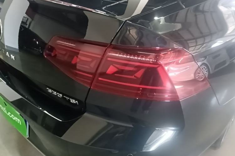 Used Volkswagen Magotan 2023 2 Million Units Limited Edition 330TSI DSG Leading Version Right Rear Taillight