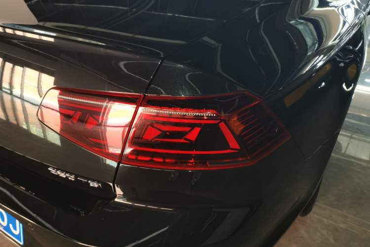 Used Volkswagen Magotan 2023 2 Million Units Limited-Edition 280TSI DSG Comfort Version Right Rear Taillight