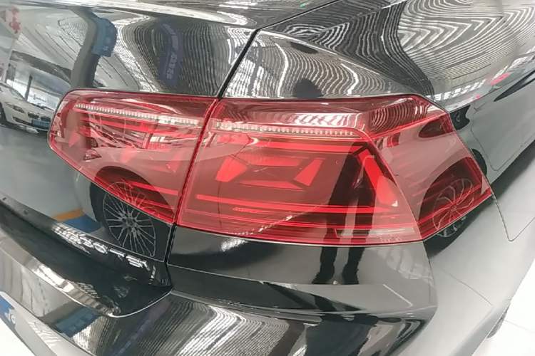Used Volkswagen Magotan 2023 2 Million Units Limited Edition 330TSI DSG Leading Version Right Rear Taillight