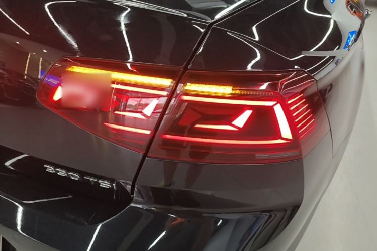 Used Volkswagen Magotan 2023 2 Million Units Limited Edition 330TSI DSG Leading Version Right Rear Taillight