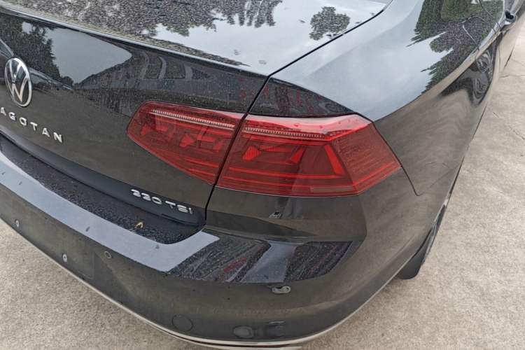 Used Volkswagen Magotan 2023 2 Million Units Commemorative Edition 330TSI DSG Luxury Version Right Rear Taillight