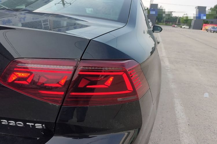 Used Volkswagen Magotan 2023 2 Million Units Commemorative Edition 330TSI DSG Luxury Version Right Rear Taillight