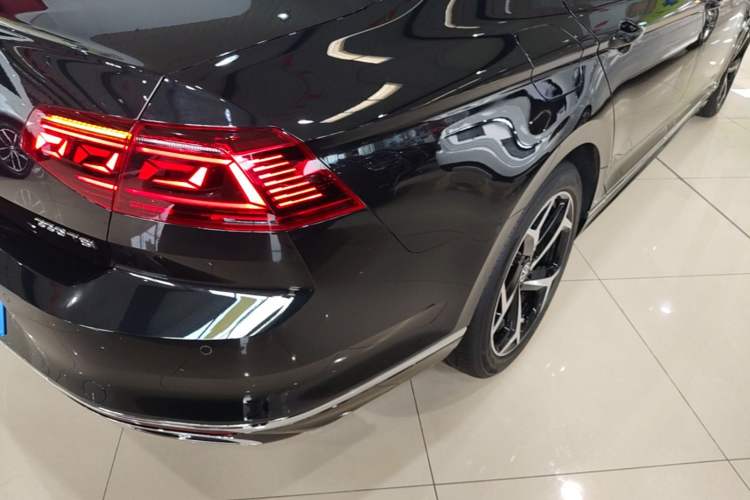 Used Volkswagen Magotan 2023 2 Million Units Commemorative Edition 330TSI DSG Luxury Version Right Rear Taillight
