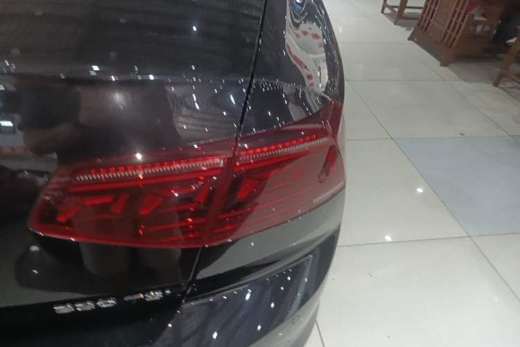 Used Volkswagen Magotan 2023 2 Million Units Commemorative Edition 330TSI DSG Luxury Version Right Rear Taillight