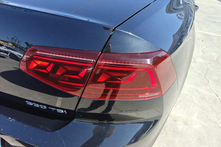 Used Volkswagen Magotan 2023 2 Million Units Limited Edition 330TSI DSG Leading Version Right Rear Taillight