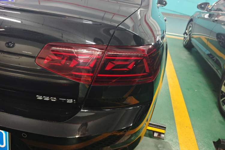 Used Volkswagen Magotan 2023 2 Million Units Limited Edition 330TSI DSG Leading Version Right Rear Taillight