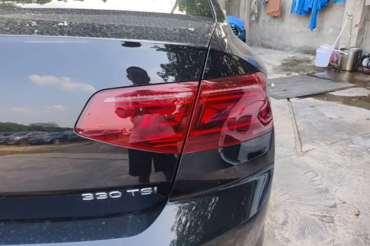 Used Volkswagen Magotan 2023 2 Million Units Commemorative Edition 330TSI DSG Luxury Version Right Rear Taillight