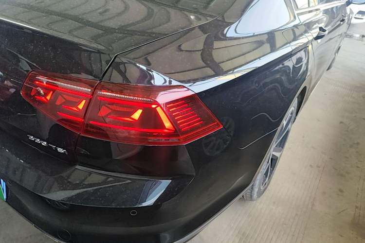Used Volkswagen Magotan 2023 2 Million Units Limited Edition 330TSI DSG Leading Version Right Rear Taillight