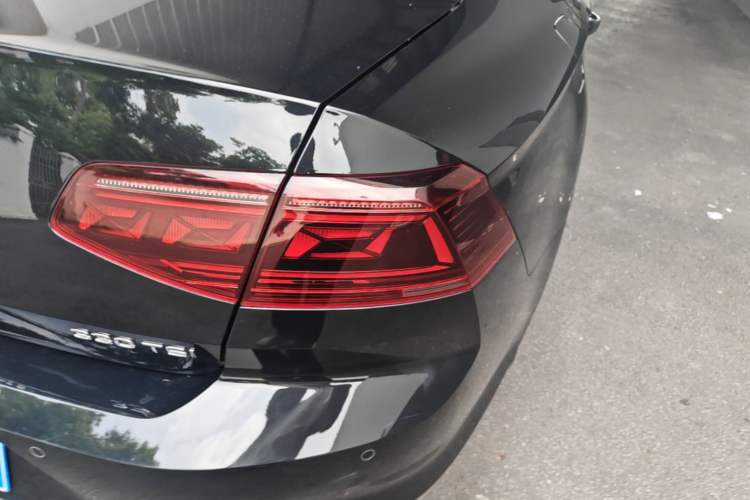 Used Volkswagen Magotan 2023 2 Million Units Commemorative Edition 330TSI DSG Luxury Version Right Rear Taillight