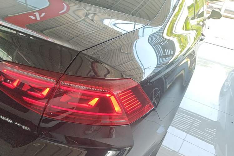 Used Volkswagen Magotan 2023 2 Million Units Limited-Edition 380TSI DSG Flagship Version Right Rear Taillight