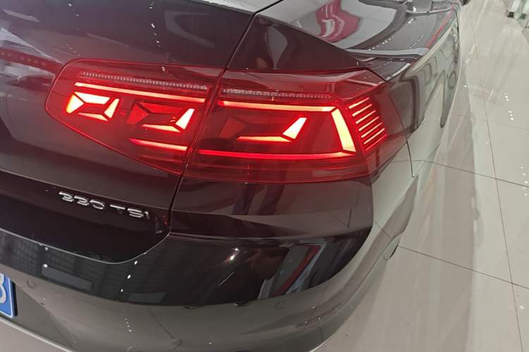 Used Volkswagen Magotan 2023 2 Million Units Limited Edition 330TSI DSG Leading Version Right Rear Taillight
