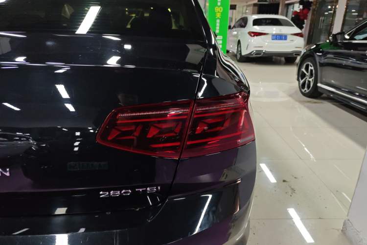 Used Volkswagen Magotan 2023 2 Million Units Limited-Edition 280TSI DSG Comfort Version Right Rear Taillight