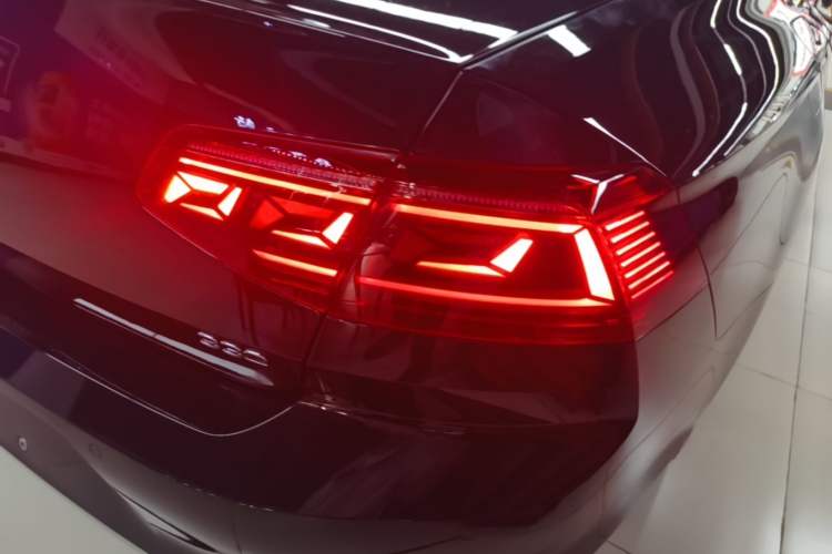 Used Volkswagen Magotan 2023 2 Million Units Commemorative Edition 330TSI DSG Luxury Version Right Rear Taillight
