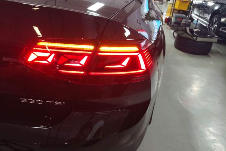 Used Volkswagen Magotan 2023 2 Million Units Commemorative Edition 330TSI DSG Luxury Version Right Rear Taillight