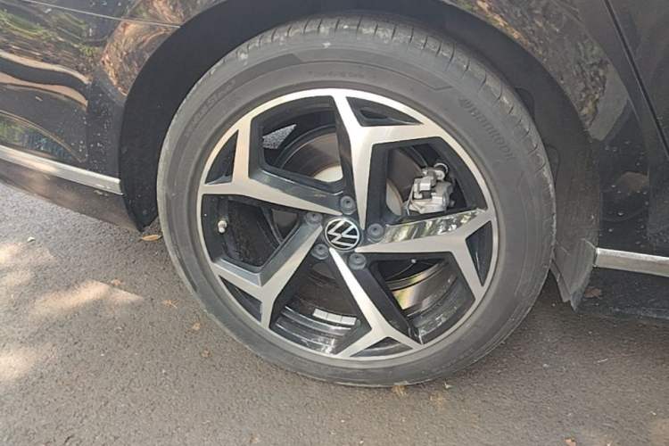 Used Volkswagen Magotan 2023 2 Million Units Commemorative Edition 330TSI DSG Luxury Version Right Rear Wheel Hub