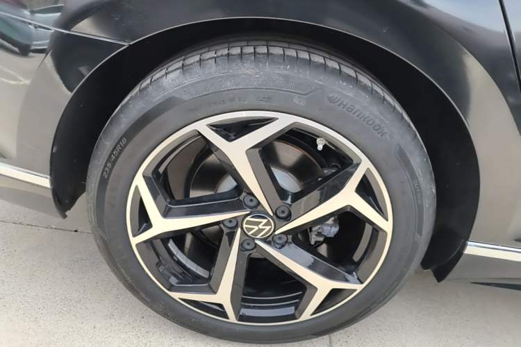 Used Volkswagen Magotan 2023 2 Million Units Commemorative Edition 330TSI DSG Luxury Version Right Rear Wheel Hub