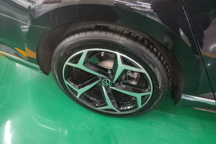Used Volkswagen Magotan 2023 2 Million Units Commemorative Edition 330TSI DSG Luxury Version Right Rear Wheel Hub