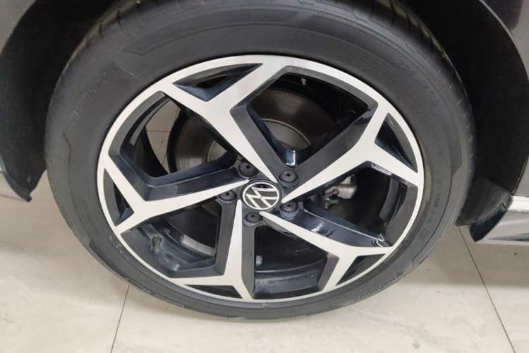Used Volkswagen Magotan 2023 2 Million Units Limited Edition 330TSI DSG Leading Version Right Rear Wheel Hub