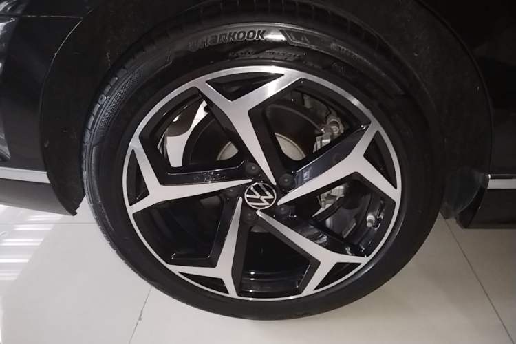 Used Volkswagen Magotan 2023 2 Million Units Commemorative Edition 330TSI DSG Luxury Version Right Rear Wheel Hub