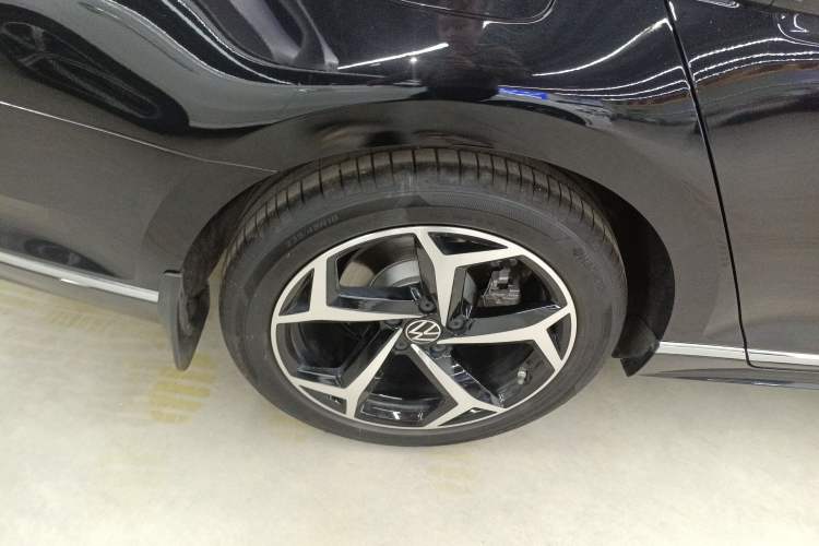 Used Volkswagen Magotan 2023 2 Million Units Commemorative Edition 330TSI DSG Luxury Version Right Rear Wheel Hub