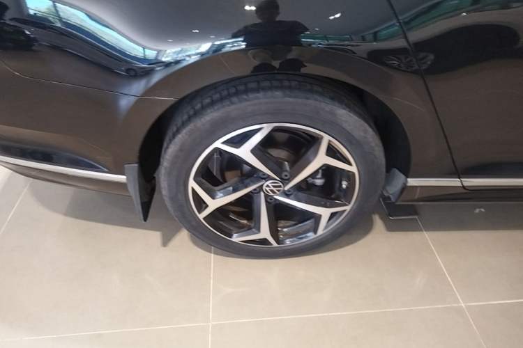Used Volkswagen Magotan 2023 2 Million Units Commemorative Edition 330TSI DSG Luxury Version Right Rear Wheel Hub