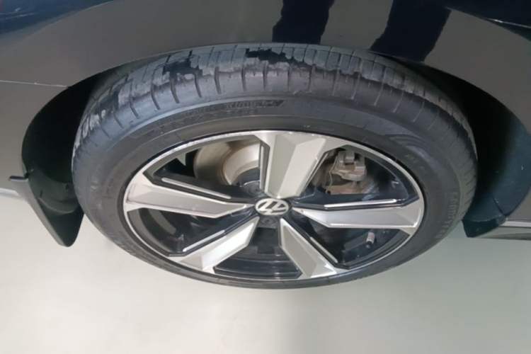 Used Volkswagen Magotan 2023 2 Million Units Limited Edition 330TSI DSG Leading Version Right Rear Wheel Hub