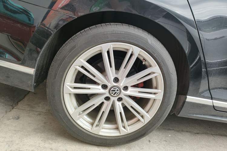 Used Volkswagen Magotan 2023 2 Million Units Limited Edition 330TSI DSG Leading Version Right Rear Wheel Hub