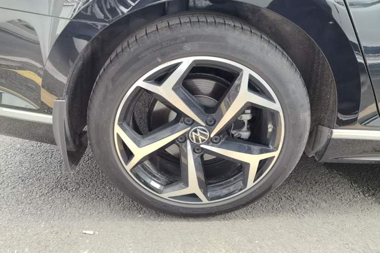Used Volkswagen Magotan 2023 2 Million Units Limited Edition 330TSI DSG Leading Version Right Rear Wheel Hub