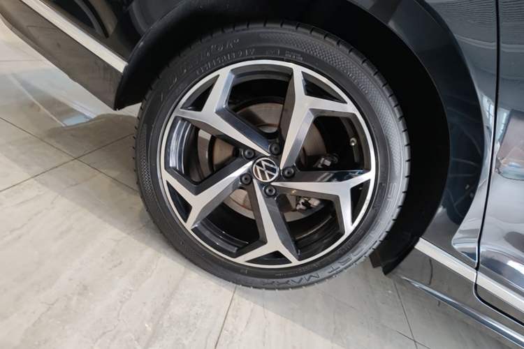 Used Volkswagen Magotan 2023 2 Million Units Commemorative Edition 330TSI DSG Luxury Version Right Rear Wheel Hub