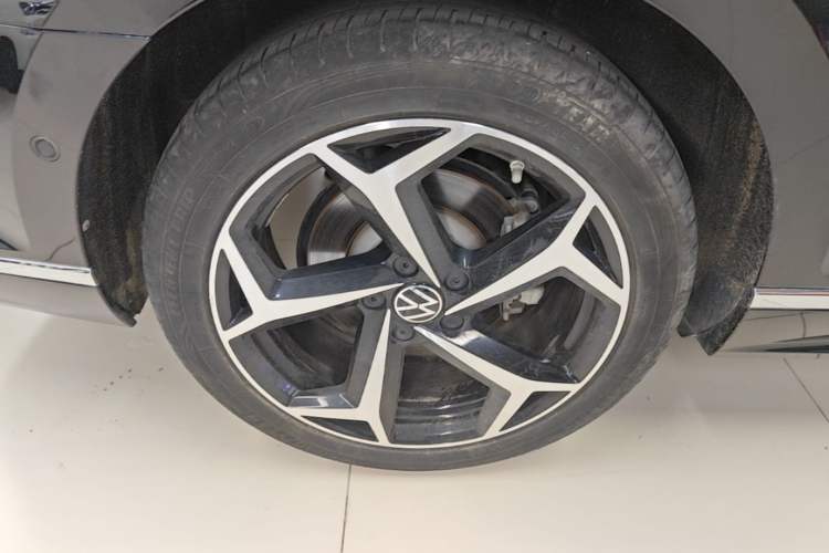 Used Volkswagen Magotan 2023 2 Million Units Limited-Edition 380TSI DSG Flagship Version Right Rear Wheel Hub