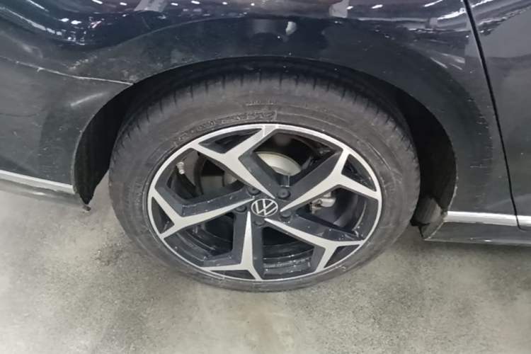 Used Volkswagen Magotan 2023 2 Million Units Commemorative Edition 330TSI DSG Luxury Version Right Rear Wheel Hub