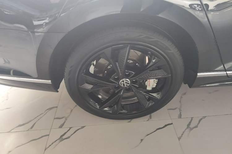 Used Volkswagen Magotan 2023 2 Million Units Commemorative Edition 330TSI DSG Luxury Version Right Rear Wheel Hub