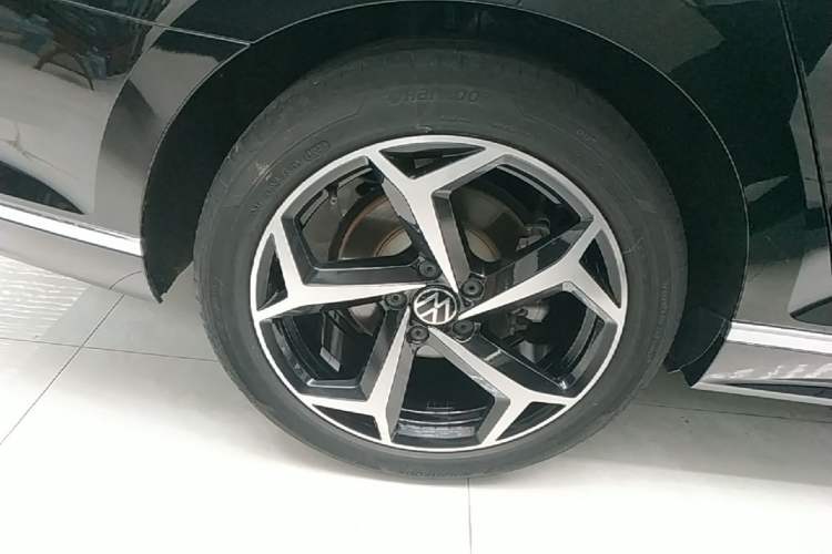 Used Volkswagen Magotan 2023 2 Million Units Limited Edition 330TSI DSG Leading Version Right Rear Wheel Hub