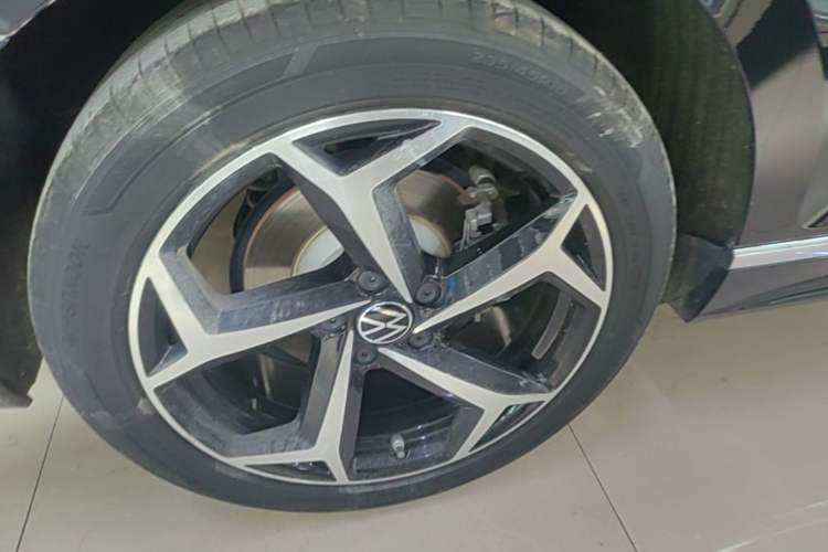 Used Volkswagen Magotan 2023 2 Million Units Limited Edition 330TSI DSG Leading Version Right Rear Wheel Hub