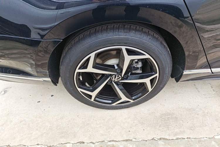 Used Volkswagen Magotan 2023 2 Million Units Commemorative Edition 330TSI DSG Luxury Version Right Rear Wheel Hub