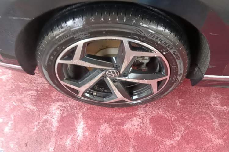 Used Volkswagen Magotan 2023 2 Million Units Commemorative Edition 330TSI DSG Luxury Version Right Rear Wheel Hub