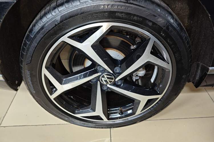 Used Volkswagen Magotan 2023 2 Million Units Limited Edition 330TSI DSG Leading Version Right Rear Wheel Hub