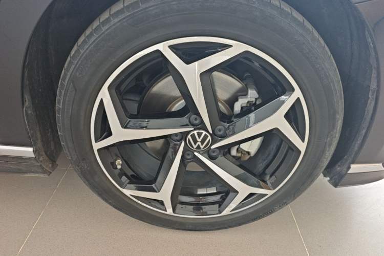 Used Volkswagen Magotan 2023 2 Million Units Commemorative Edition 330TSI DSG Luxury Version Right Rear Wheel Hub