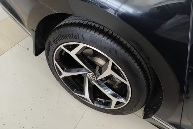 Used Volkswagen Magotan 2023 2 Million Units Commemorative Edition 330TSI DSG Luxury Version Right Rear Wheel Hub