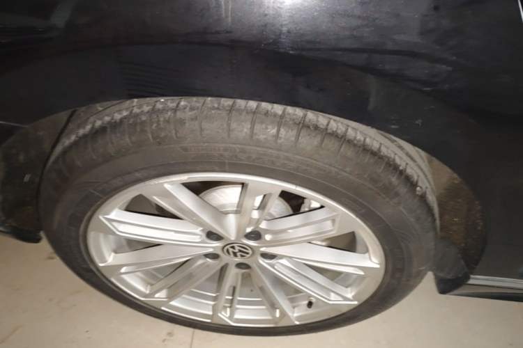 Used Volkswagen Magotan 2023 2 Million Units Commemorative Edition 330TSI DSG Luxury Version Right Rear Wheel Hub