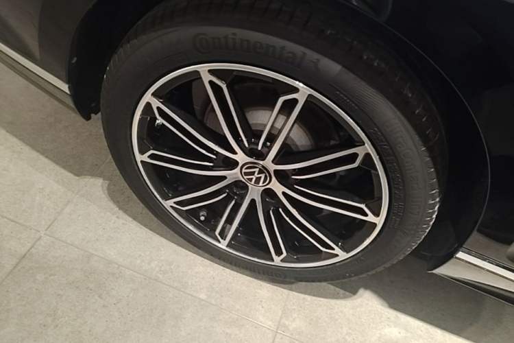 Used Volkswagen Magotan 2023 2 Million Units Commemorative Edition 330TSI DSG Luxury Version Right Rear Wheel Hub