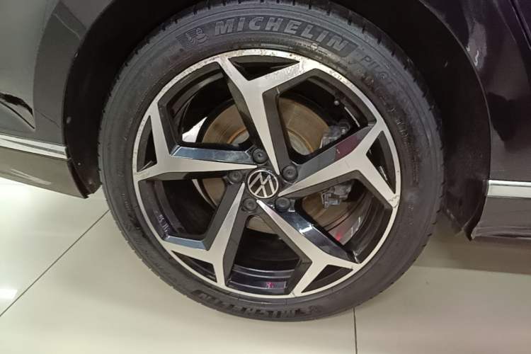 Used Volkswagen Magotan 2023 2 Million Units Limited Edition 280TSI DSG Leading Version Right Rear Wheel Hub