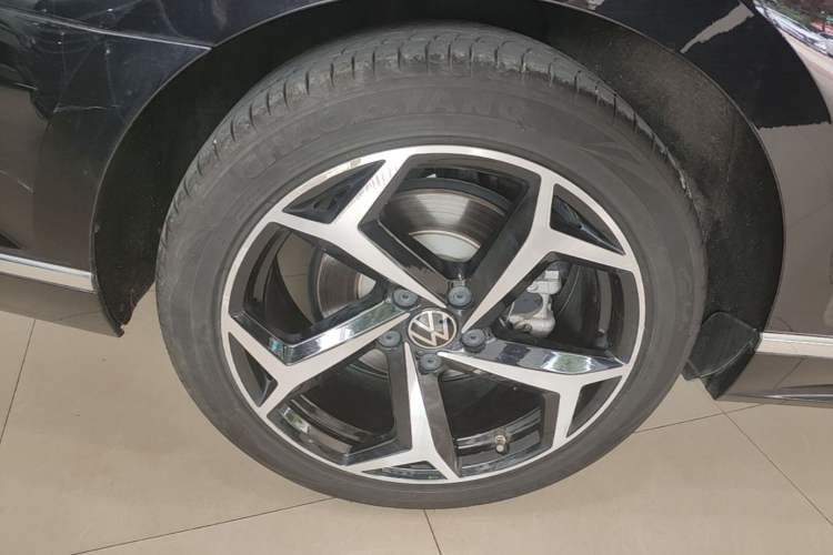 Used Volkswagen Magotan 2023 2 Million Units Commemorative Edition 330TSI DSG Luxury Version Right Rear Wheel Hub