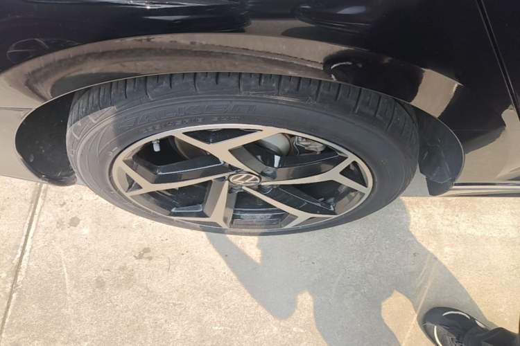 Used Volkswagen Magotan 2023 2 Million Units Commemorative Edition 330TSI DSG Luxury Version Right Rear Wheel Hub