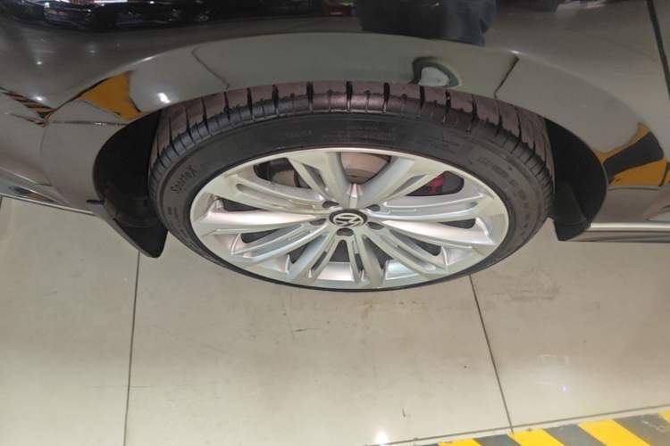 Used Volkswagen Magotan 2023 2 Million Units Commemorative Edition 330TSI DSG Luxury Version Right Rear Wheel Hub
