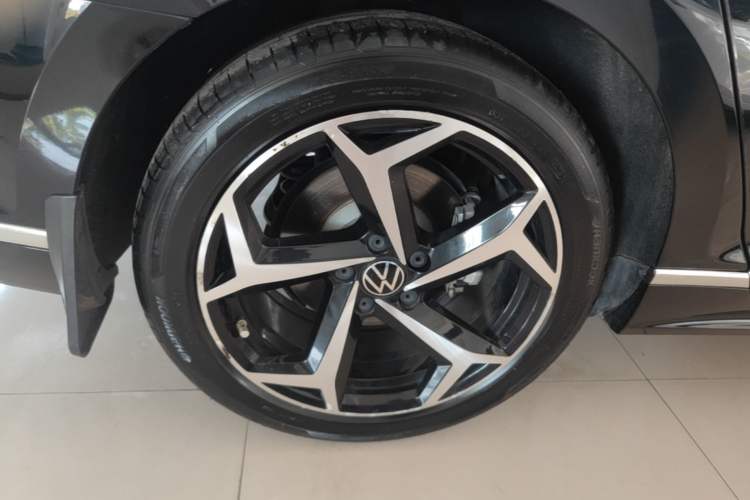 Used Volkswagen Magotan 2023 2 Million Units Commemorative Edition 330TSI DSG Luxury Version Right Rear Wheel Hub