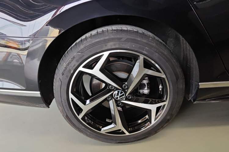 Used Volkswagen Magotan 2023 2 Million Units Limited Edition 330TSI DSG Leading Version Right Rear Wheel Hub